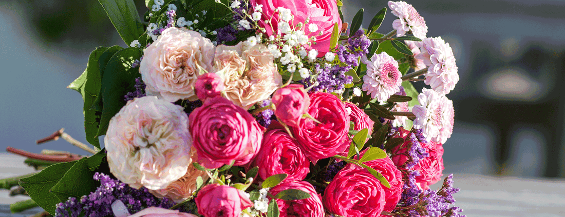 Bunter Strauß danke blumen mit Rosen, Flieder und anderen zauberhaften Blumen für Wertschätzung