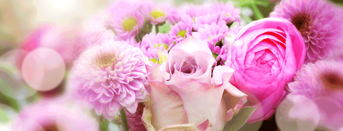 Liebe Valentinstag Muttertag Weltfrauentag Blumenarrangements mit rosa Rosen und lila Chrysanthemen für besondere Anlässe