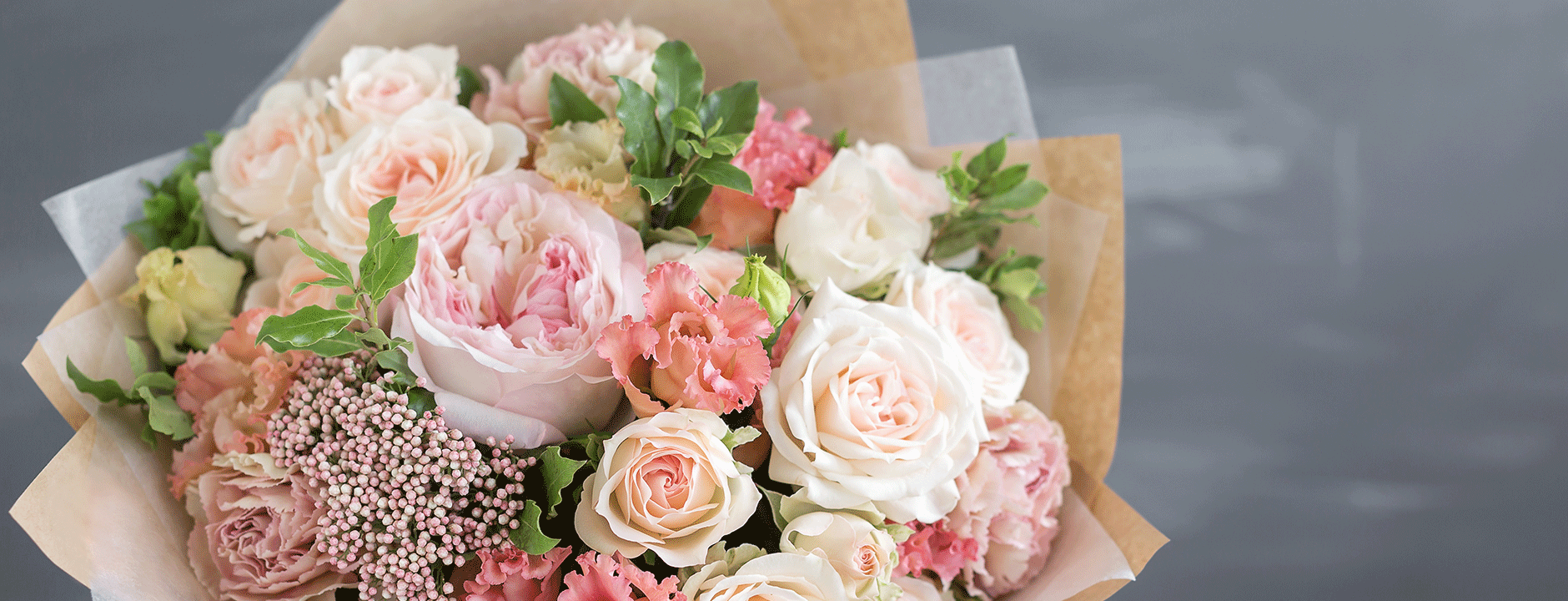 Strauß aus entschuldigungs Blumen mit Rosen und zarten rosa Blüten für herzliche Entschuldigungen