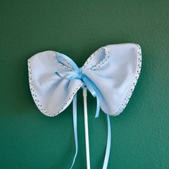 Blauer Babylatz Einstecker, Add-on - Its a Baby mit Satinband, perfekt für Blumenversand zur Geburt eines Jungen.