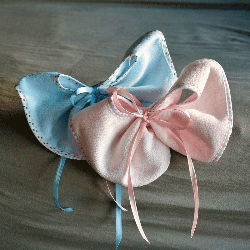 Babylatz Einstecker, Add-on - Its a Baby in Rosa und Blau mit Schleifen, ideal als liebevolles Accessoire für Blumengrüße zur Geburt.