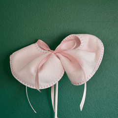 Rosa Babylatz Einstecker, Add-on - Its a Baby mit zarter Schleife, ideal für Blumengrüße zur Geburt eines Mädchens.