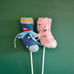 Blau-rosa Babysocken Einstecker Add-on mit Schleifen auf Stäben, ideal für Blumensträuße zur Geburt von Jungen oder Mädchen.