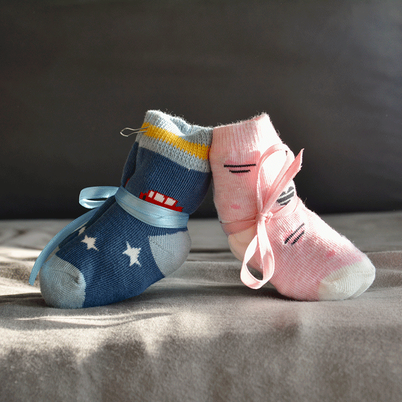 Babysocken Einstecker Add-on - It's a Girl - It's a Boy als liebevolles Accessoire für Blumen zur Geburt, kombiniert in Rosa und Blau mit Schleifen.