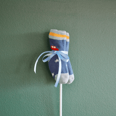 Blauer Babysocken Einstecker Add-on mit Auto-Motiv und Schleife, perfekt als Geschenkdeko für Jungen zur Geburt.