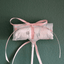 Einzelner Windel Einstecker mit rosa Schleife auf Stab, zauberhaftes Detail für Baby It's a Girl Blumengeschenke zur Geburt.
