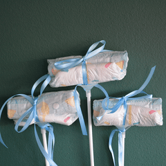 Drei Windel Einstecker mit blauen Schleifen auf Stäben, dekoratives Add-on für Baby It's a Boy Blumenversand zur Geburt.
