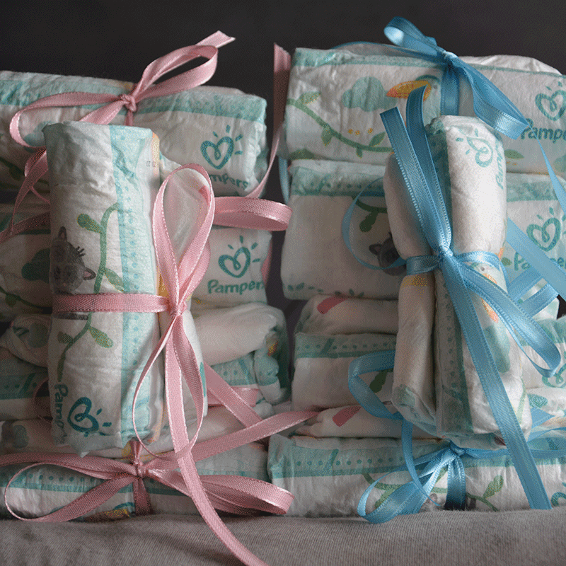 Windel Einstecker mit rosa und blauen Schleifen als Add-on für Blumensträuße zur Geburt, ideal für Babygeschenke It's a Baby.