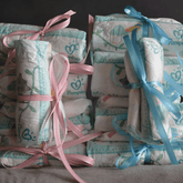 Windel Einstecker mit rosa und blauen Schleifen als Add-on für Blumensträuße zur Geburt, ideal für Babygeschenke It's a Baby.