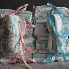 Windel Einstecker mit rosa und blauen Schleifen als Add-on für Blumensträuße zur Geburt, ideal für Babygeschenke It's a Baby.