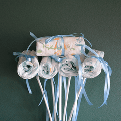 Blauer Windel Einstecker It's a Boy auf weißen Stäben mit Schleifen, perfektes Add-on für Blumen liefern lassen zur Geburt.