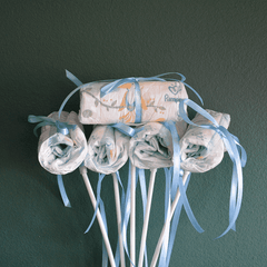 Blauer Windel Einstecker It's a Boy auf weißen Stäben mit Schleifen, perfektes Add-on für Blumen liefern lassen zur Geburt.