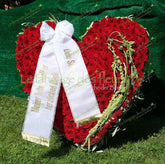 Grabgesteck rote Rosen Herz – Elegante Trauerdekoration