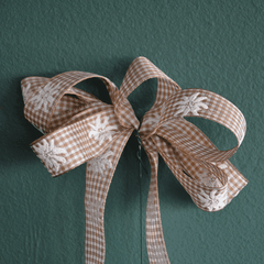 kariertes Schleifenband braun weiß mit Blumenstickerei