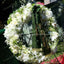 Trauerkranz bestellen mit edlen weissen Blumen - 80cm, rund gebundener Kranz mit Rosen, Lilien und Schleife für Beerdigungen in München. Hochwertige Trauerfloristik aus dem Blumenladen Le langage des fleurs.