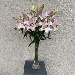 Eleganter Strauß rosa Stargazer Lilien in hoher Vase, frische Qualität in München bestellen und liefern lassen. Ideal für Geschenkideen oder Events.