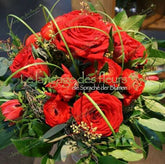 Roter Blumenstrauß mit Saisonalen Blumen und saisonalem Grün, ideal zum Online-Bestellen beim lokalen Blumenladen. Frisch geliefert vom Floristen.