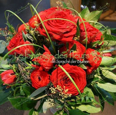 Roter Blumenstrauß mit Saisonalen Blumen und saisonalem Grün, ideal zum Online-Bestellen beim lokalen Blumenladen. Frisch geliefert vom Floristen.