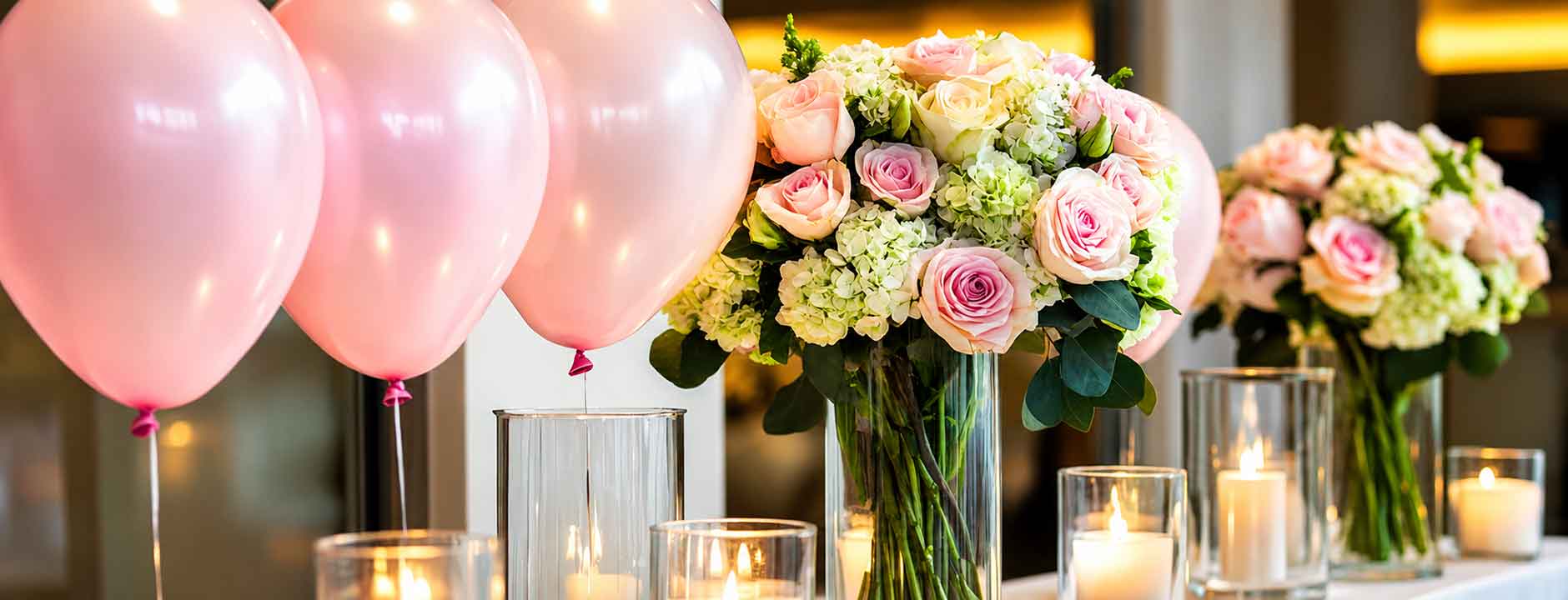 Elegante Blumenarrangements mit Rosen, Kerzen und Luftballons als individuelle Geschenkideen für besondere Anlässe
