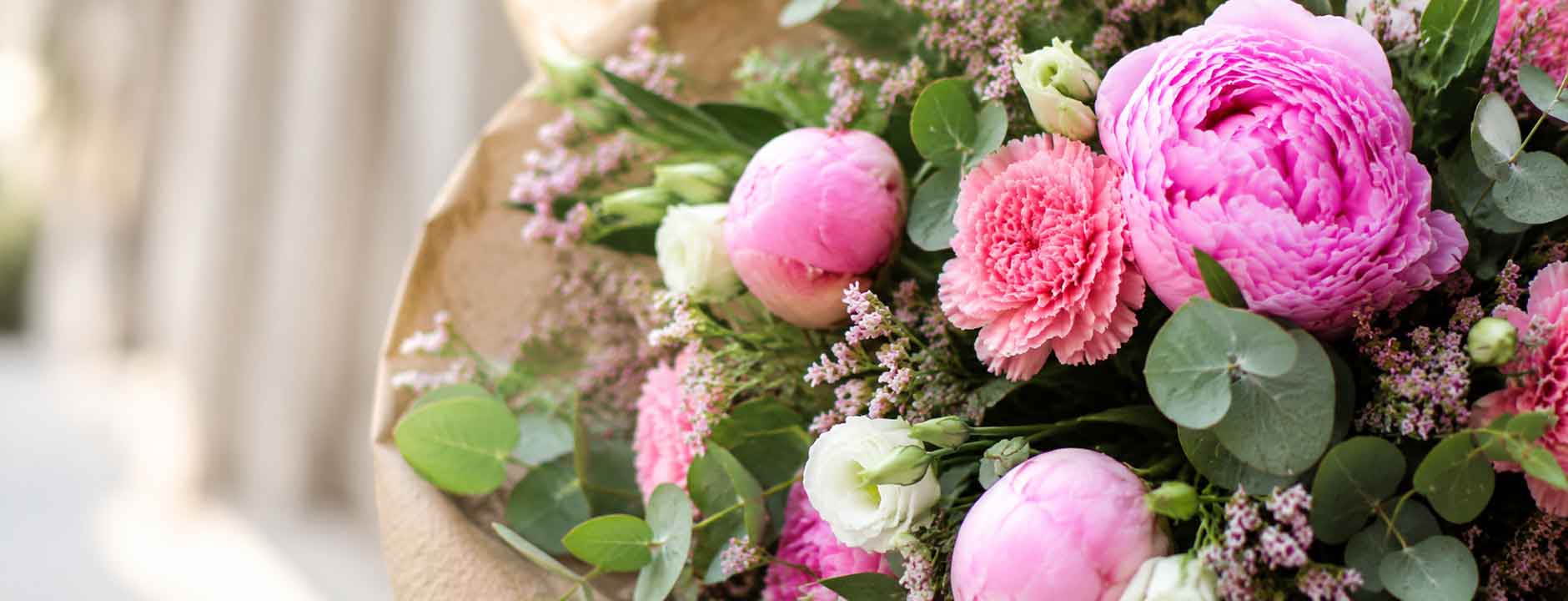 Strauß aus entschuldigungs Blumen mit Rosen und zarten rosa Blüten für herzliche Entschuldigungen