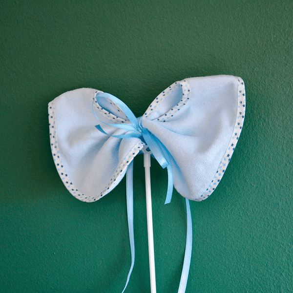 Blauer Babylatz Einstecker, Add-on - Its a Baby mit Satinband, perfekt für Blumenversand zur Geburt eines Jungen.