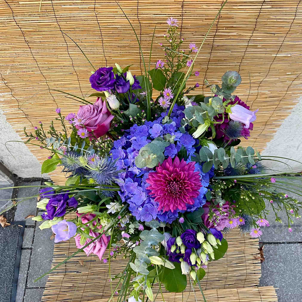 Handgebundener violetter Blumenstrauß vom Floristen