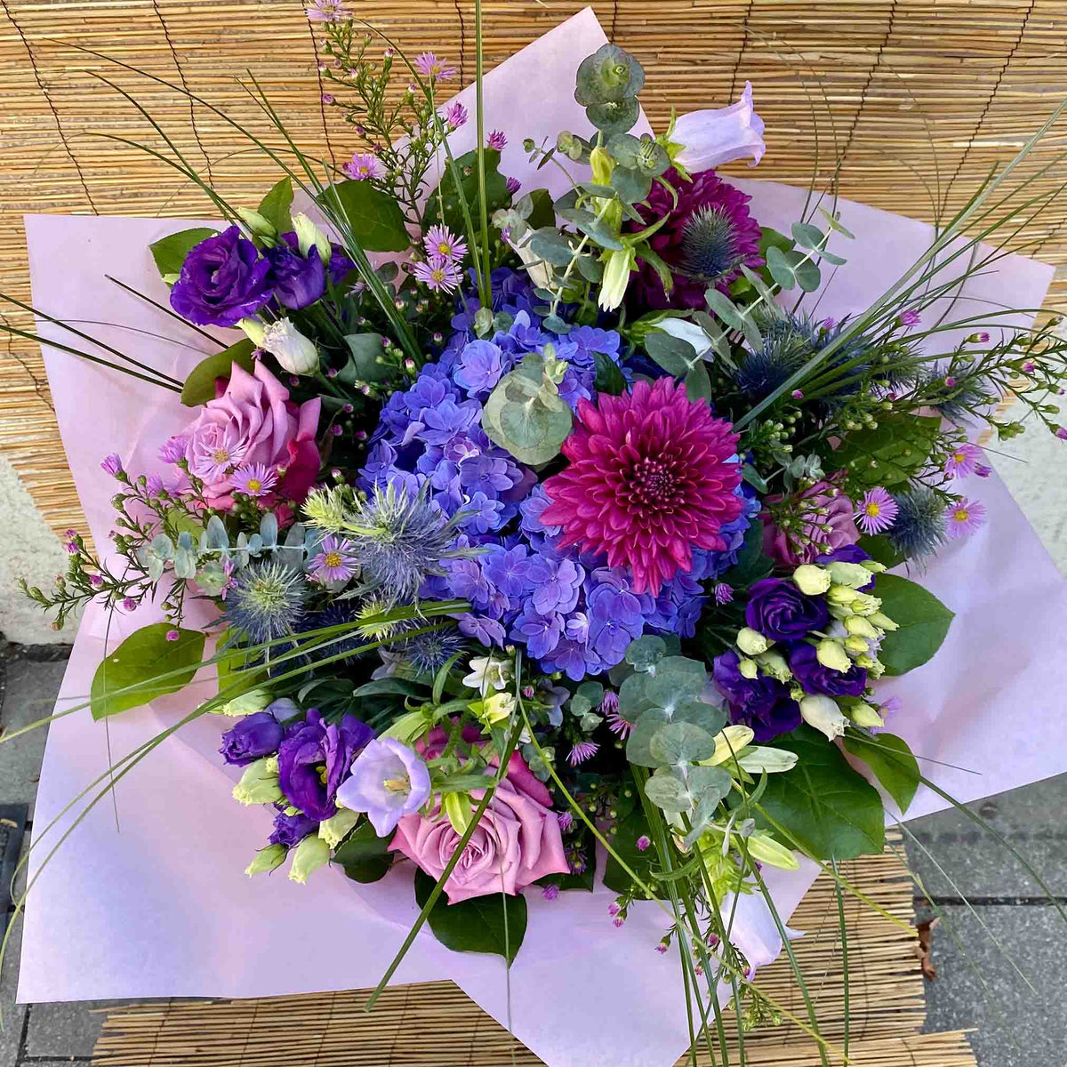 Lila Blumenstrauß als stilvolles Blumengeschenk in München