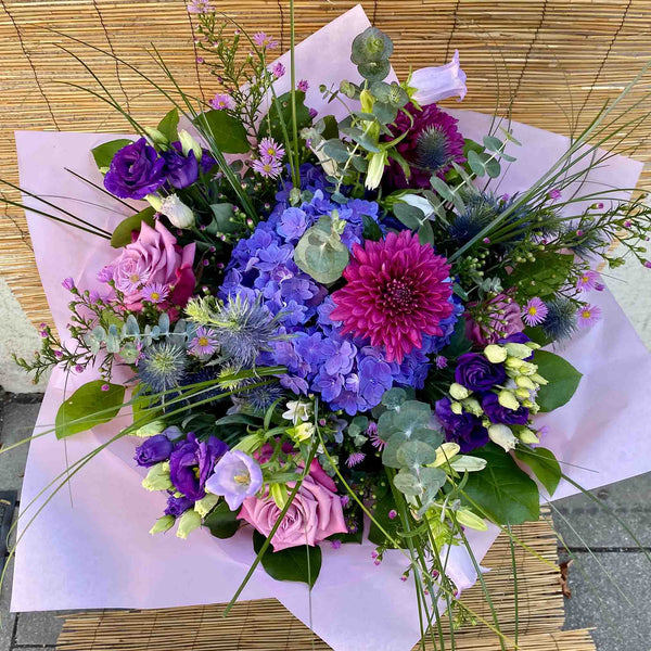 Lila Blumenstrauß als stilvolles Blumengeschenk in München