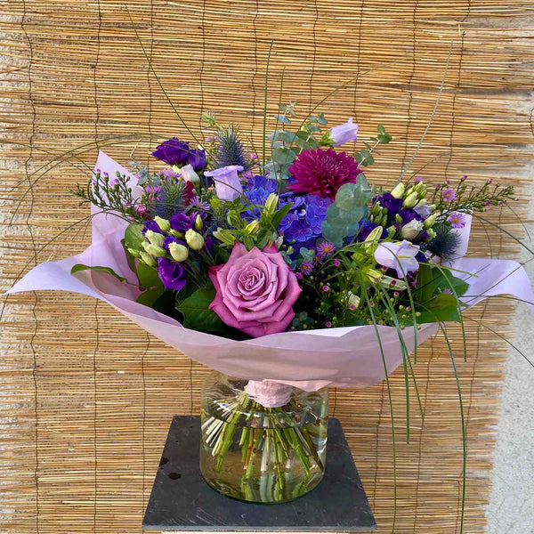 Lila Blumenstrauß mit saisonalen Blumen