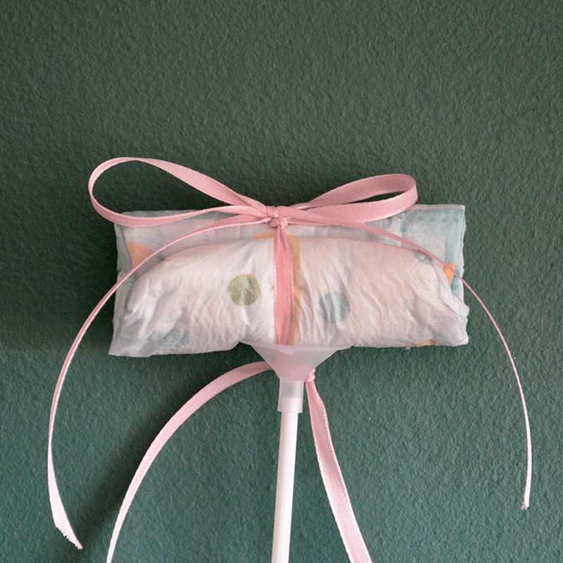 Einzelner Windel Einstecker mit rosa Schleife auf Stab, zauberhaftes Detail für Baby It's a Girl Blumengeschenke zur Geburt.