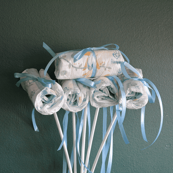Windel Einstecker mit blauen Schleifen auf weißen Stäben, liebevolles Add-on für It's a Boy Blumen liefern lassen zur Geburt.