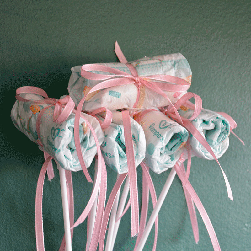 Windel Einstecker mit rosa Schleifen auf weißen Stäben, charmantes Add-on für Baby It's a Girl Blumensträuße zur Geburt.