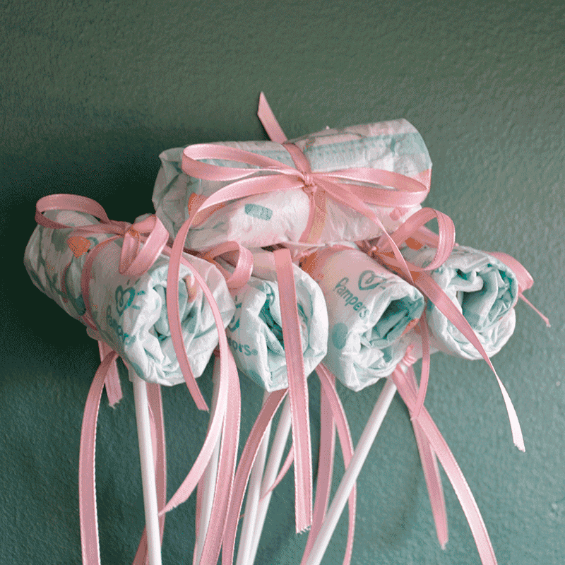 Windel Einstecker mit rosa Schleifen auf weißen Stäben, charmantes Add-on für Baby It's a Girl Blumensträuße zur Geburt.