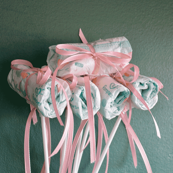 Windel Einstecker mit rosa Schleifen auf weißen Stäben, charmantes Add-on für Baby It's a Girl Blumensträuße zur Geburt.