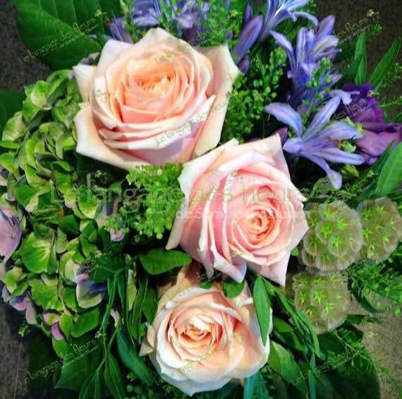 Bunter Blumenstrauß mit Rosen, lila Blüten und grünen Akzenten, auf Bestellung in München geliefert. Ideal als frisches Geschenk für jeden Anlass.