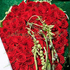 Grabgesteck rote Rosen Herz – Elegante Trauerdekoration