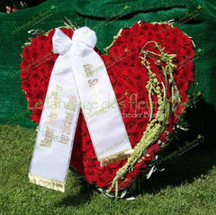 Grabgesteck rote Rosen Herz – Elegante Trauerdekoration