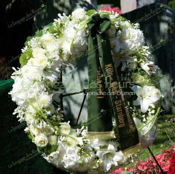 Trauerkranz bestellen mit edlen weissen Blumen - 80cm, rund gebundener Kranz mit Rosen, Lilien und Schleife für Beerdigungen in München. Hochwertige Trauerfloristik aus dem Blumenladen Le langage des fleurs.