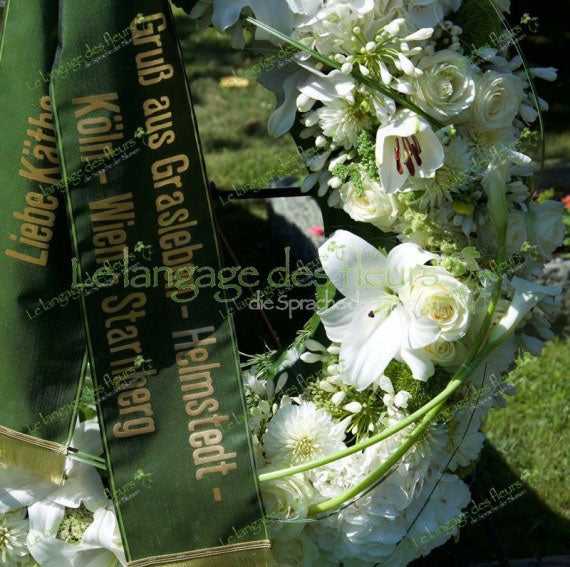 Trauerkranz bestellen mit edlen weissen Blumen - 80cm, rund gebundener Kranz mit weißen Rosen, Lilien und Schleierkraut für Beerdigungen. Hochwertige Trauerfloristik mit Schleife, ideal für stilvolle Abschiednahmen in München.