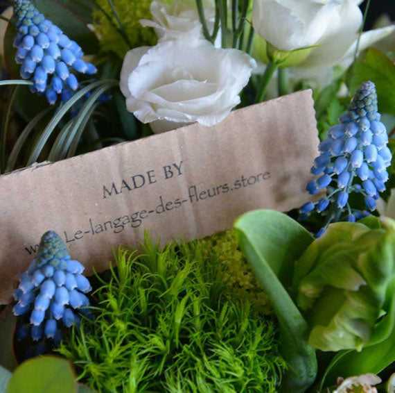 A white bouquet of flowers in Munich with ranunculus, muscari and eucalyptus – stylishly elegant for the office or home.