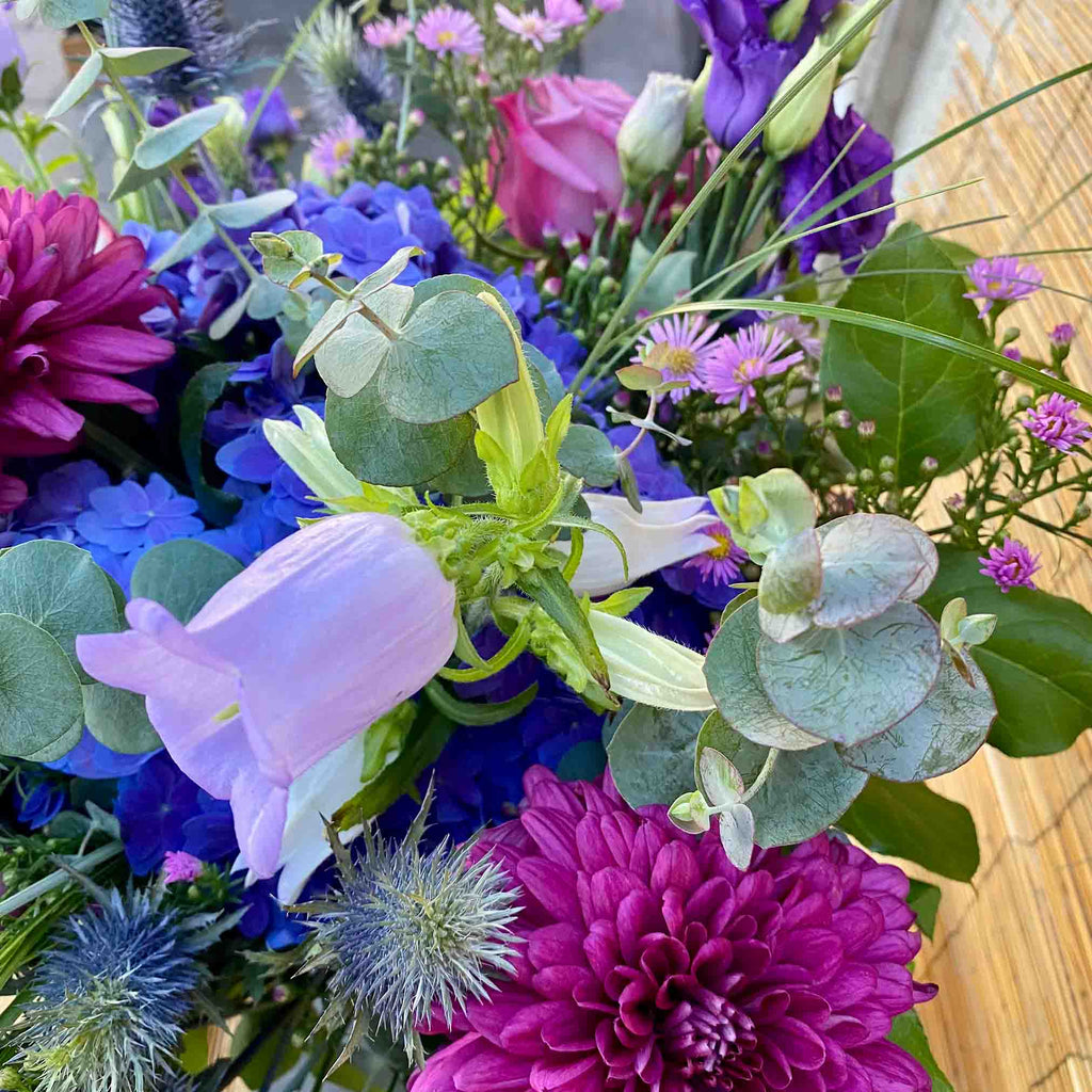 Lila Blumenstrauß zur Lieferung in München