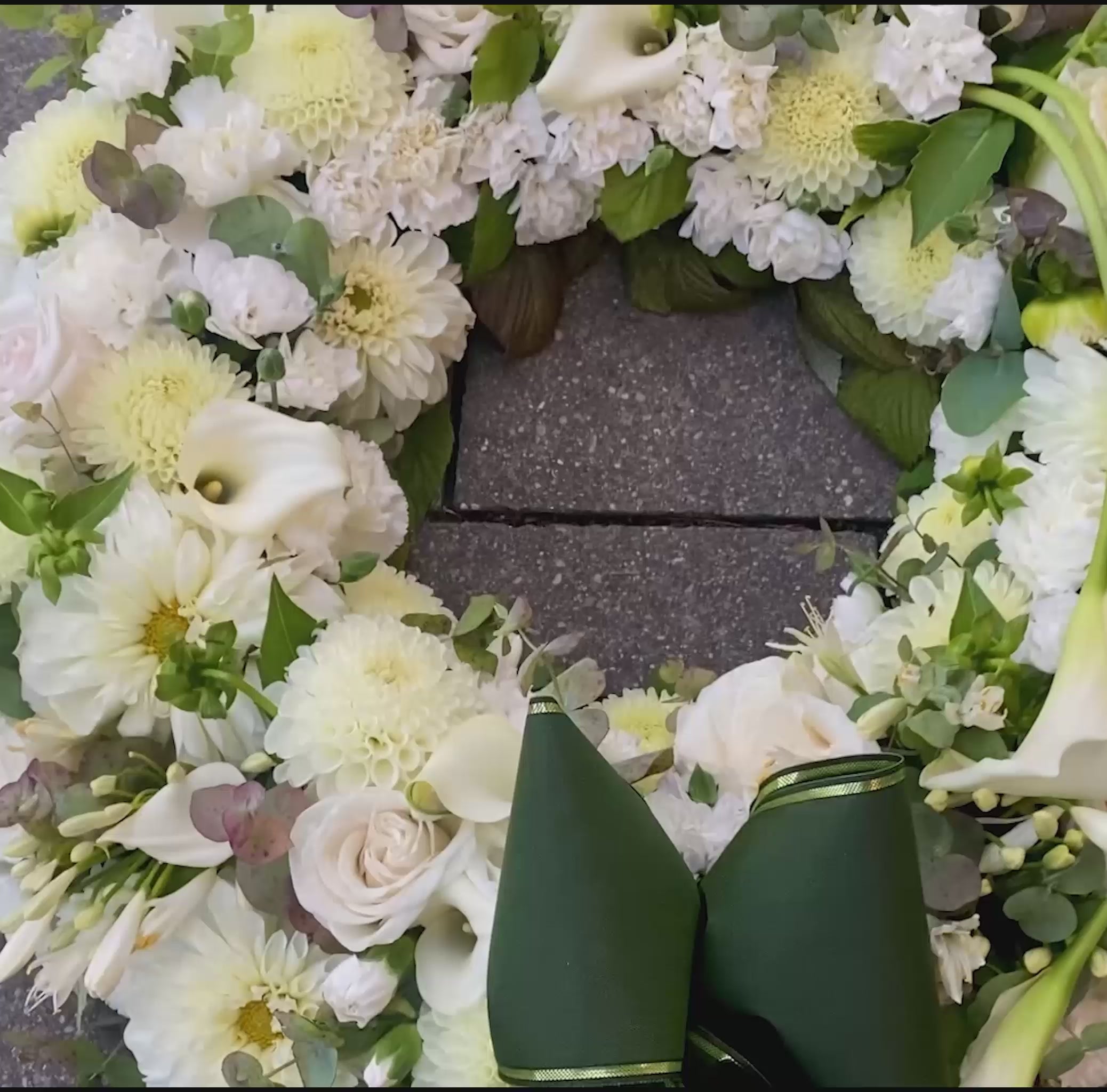 Runder Trauerkranz mit weißen Blumen und 50 cm Durchmesser – floristisch gestaltet in München