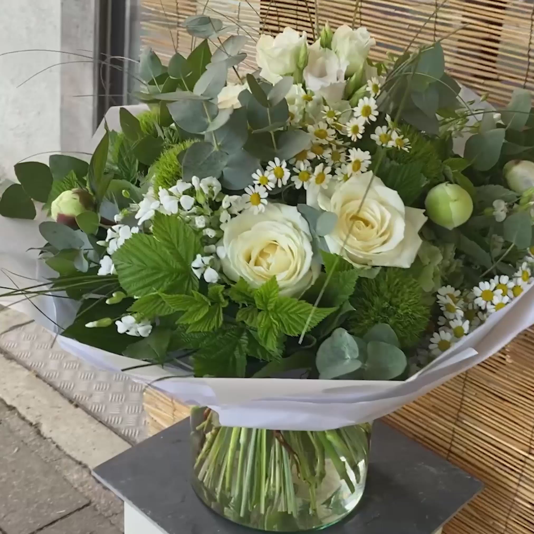 Handgebundener weißer Blumenstrauß mit Rosen, Kamille und Eukalyptus in München