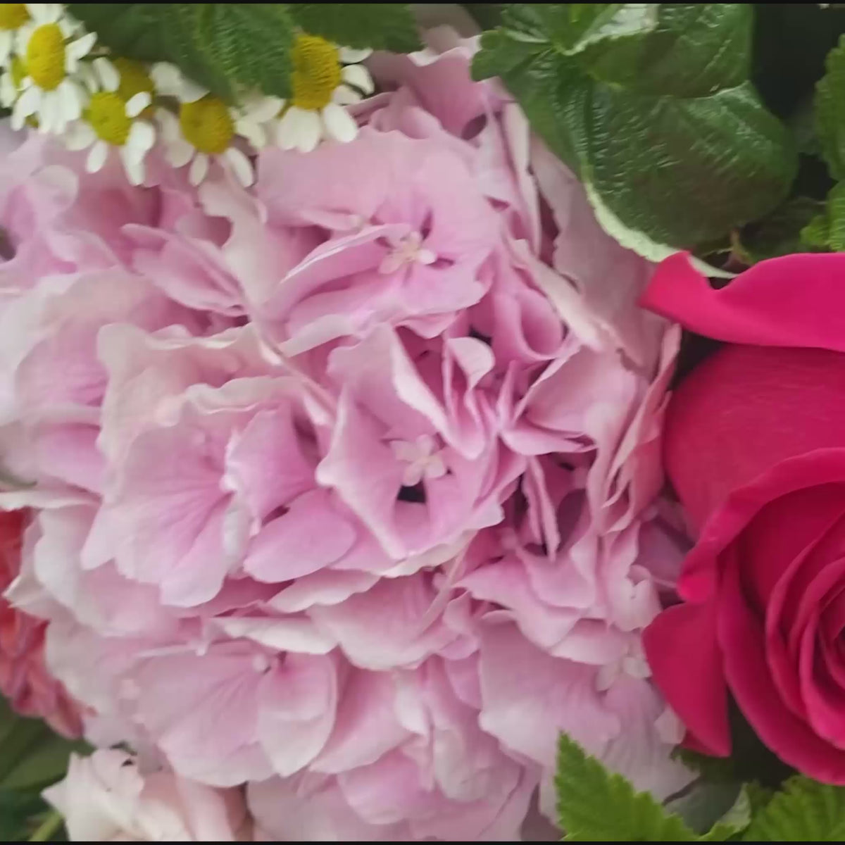 Farbenfroher bunter Blumenstrauß mit saisonalen Blumen – handgebunden in München