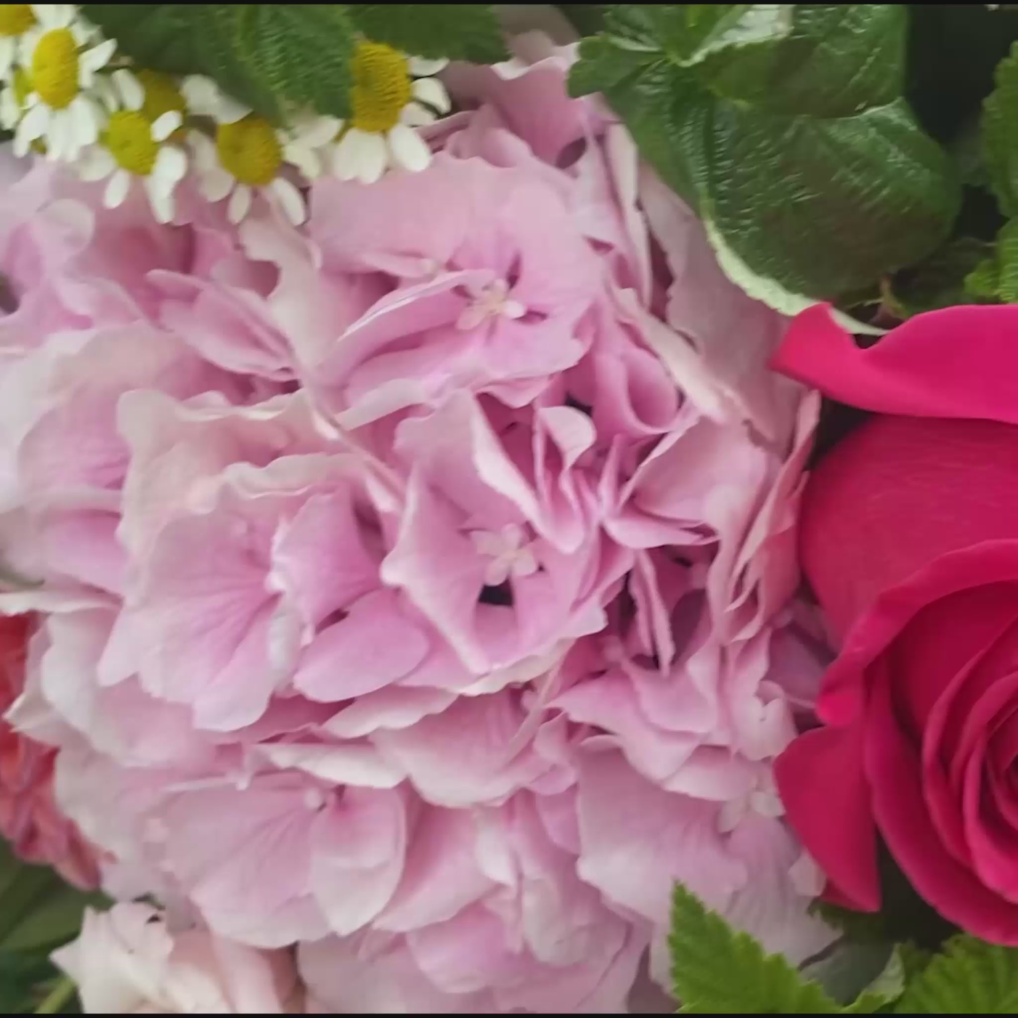 Farbenfroher bunter Blumenstrauß mit saisonalen Blumen – handgebunden in München