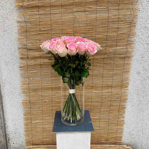 Großer Strauß Esperanza Rosen in Rosa und Creme mit feinen grünen Ziergräsern