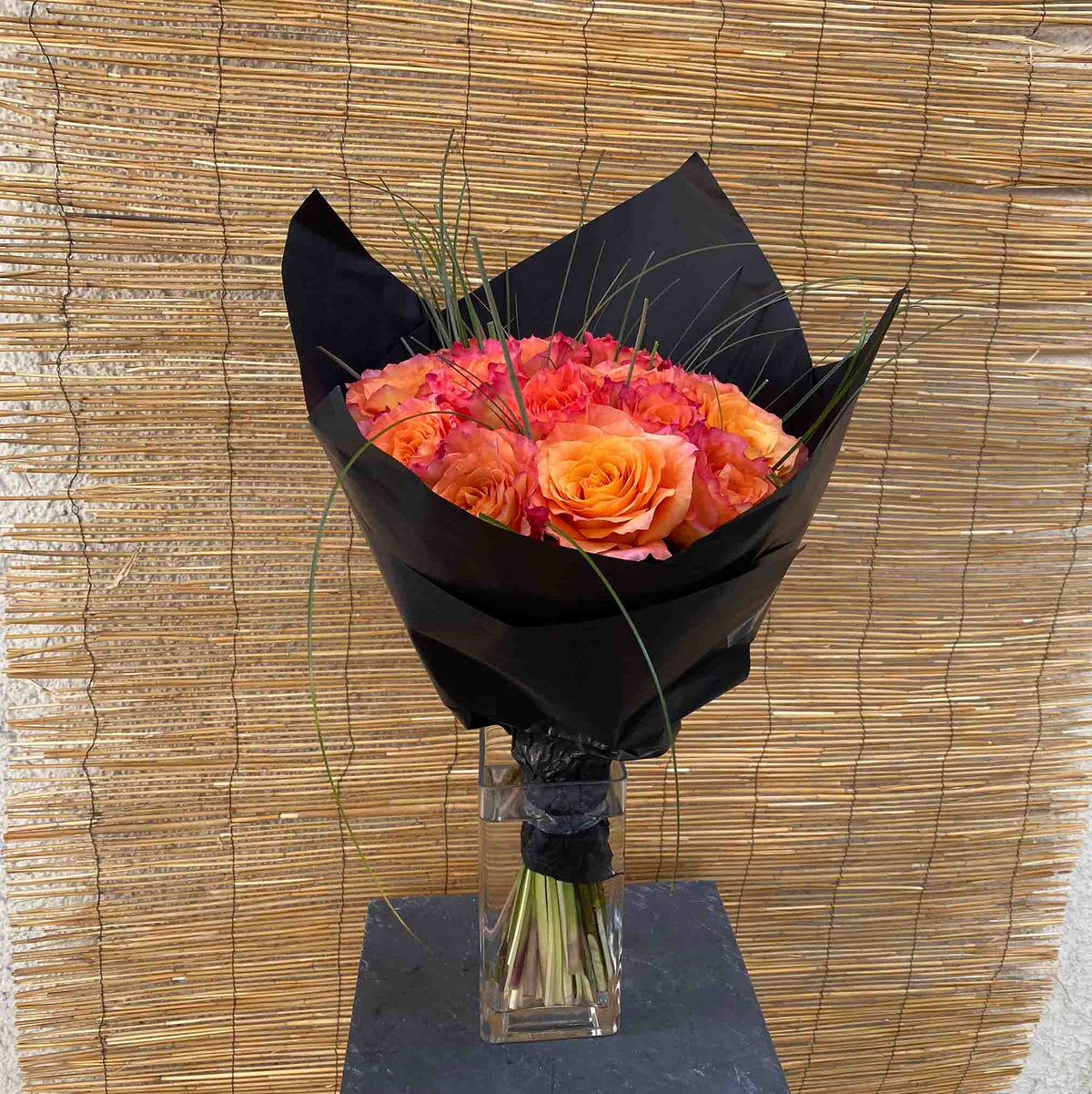 Orange Rosen mit Papier Couture Verpackung