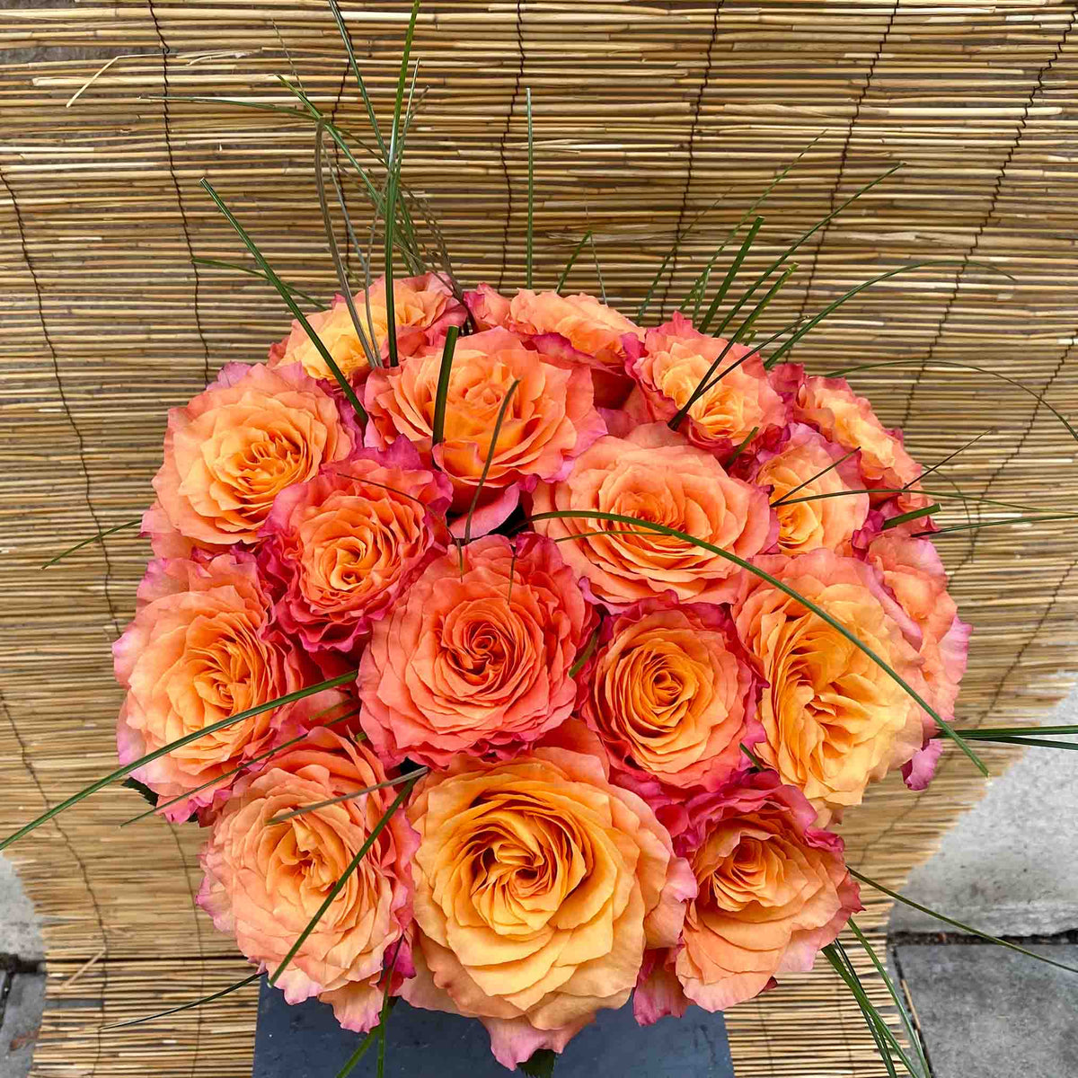 Orange Rosen als eleganter Blumenstrauß