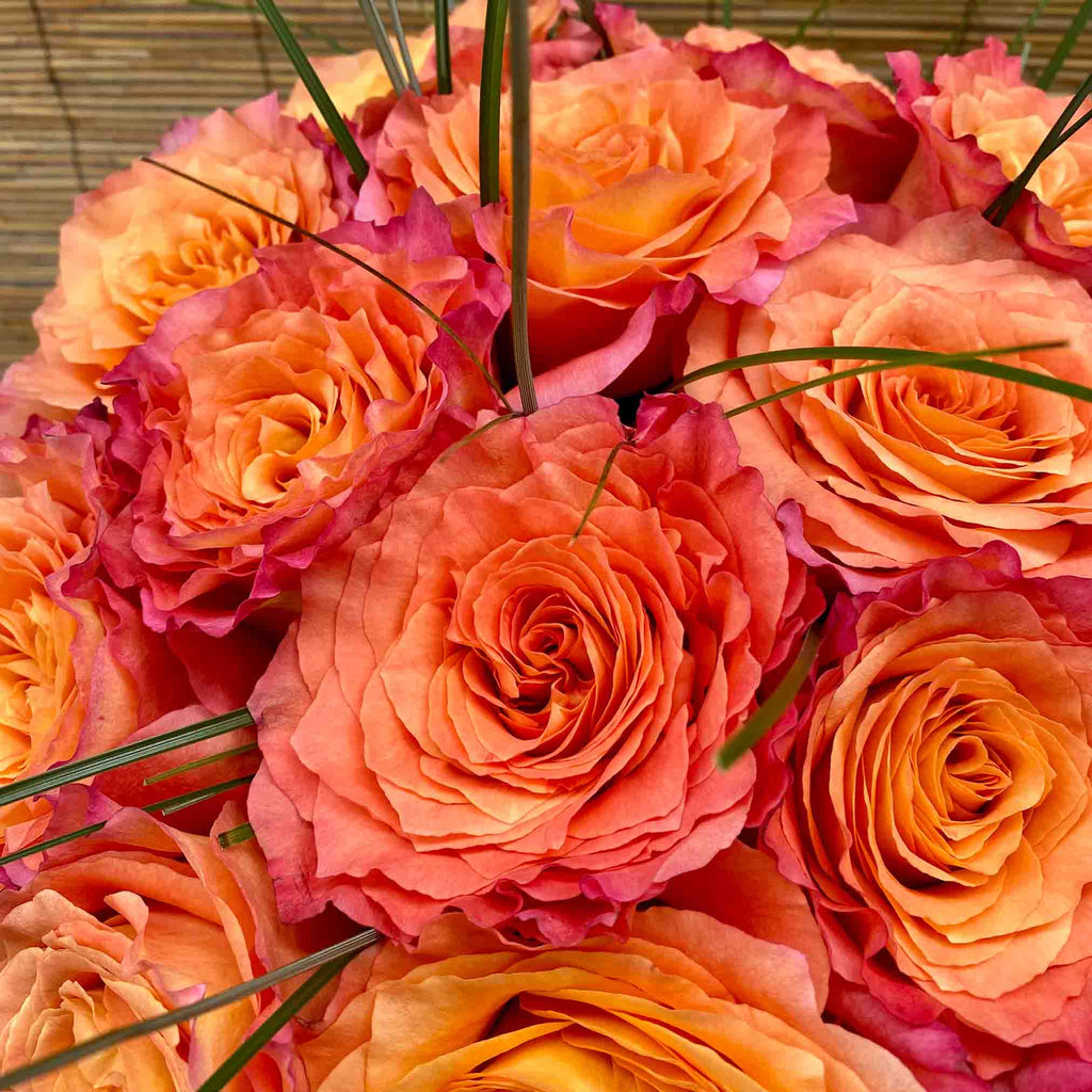 Handgebundener Strauß aus orangefarbenen Rosen in München