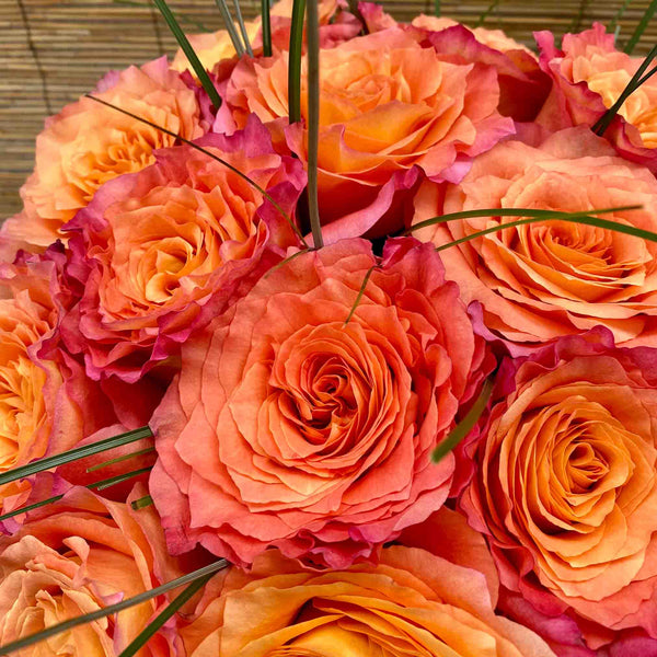 Handgebundener Strauß aus orangefarbenen Rosen in München